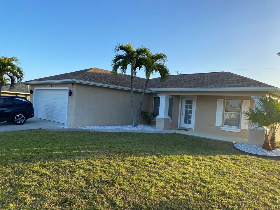 2703 SW 2nd Pl-Unit -2703 SW 2nd Place in Cape Coral, FL - Building Photo