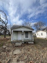 606 S Oak St in Nevada, MO - Building Photo