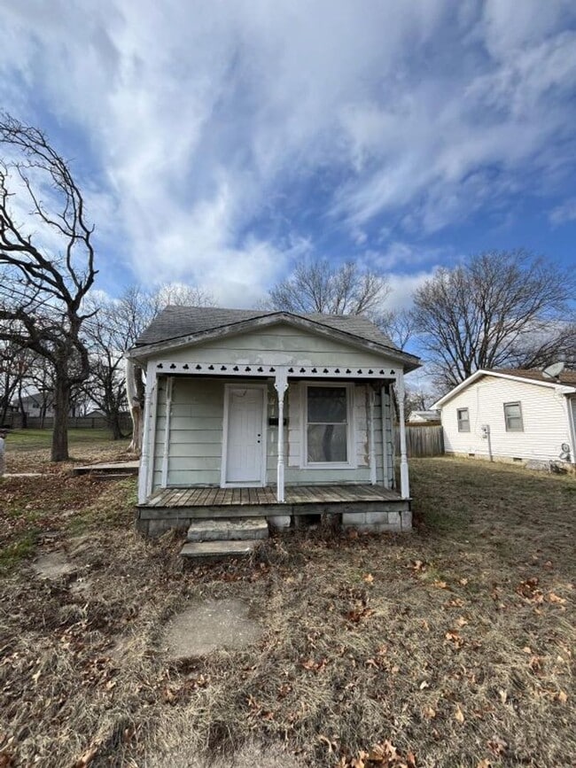 property at 606 S Oak St