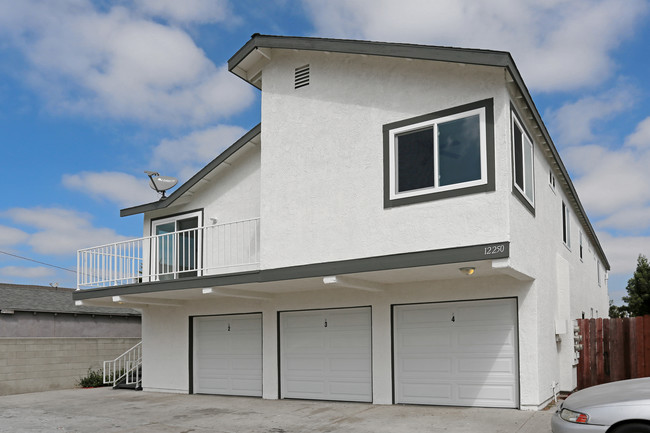 12250 216th St in Hawaiian Gardens, CA - Foto de edificio - Building Photo
