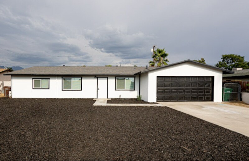 7877 Dundee Ave in Highland, CA - Building Photo