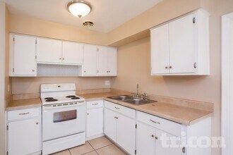 710 Westbrook Ave in Brandon, FL - Foto de edificio - Building Photo