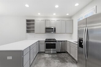 801 N Bluff Dr in Austin, TX - Foto de edificio - Building Photo