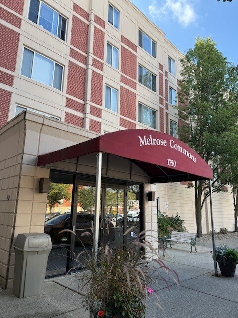 1750 Riverwoods Dr, Unit 109 in Melrose Park, IL - Building Photo