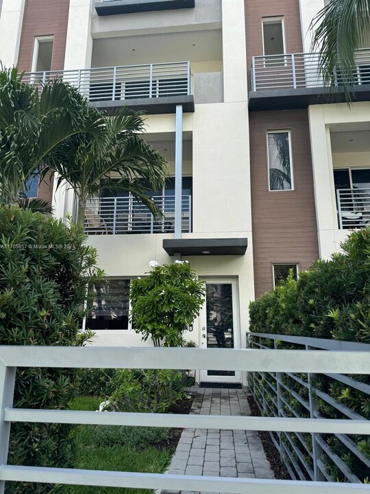 1045 NE 18th Ave, Unit #105 in Fort Lauderdale, FL - Building Photo