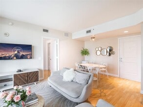 480 NE 30th St in Miami, FL - Foto de edificio - Building Photo