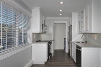 37 Victorian Ct in Holtsville, NY - Building Photo - Building Photo