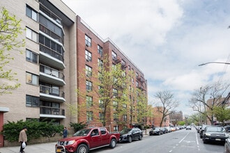 13438 Maple Ave in Flushing, NY - Foto de edificio - Building Photo
