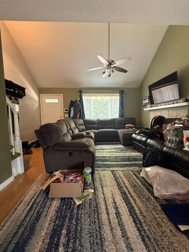 49 Woodland St in Manchester, CT - Building Photo - Building Photo