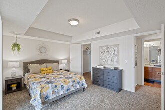 Waterford Place Apartments & Townhomes in Overland Park, KS - Building Photo - Building Photo