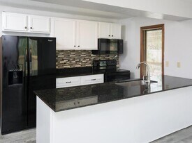 23622 Smithtown Rd in Shorewood, MN - Building Photo