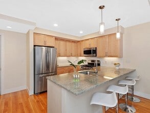 321 Hammond Pond Pky, Unit 106 in Chestnut Hill, MA - Building Photo - Building Photo
