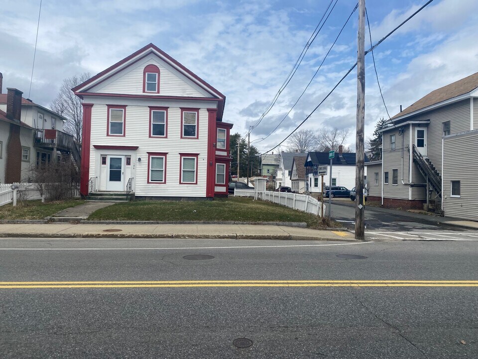 196 Main St, Unit 1 in Athol, MA - Foto de edificio