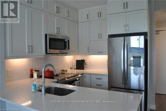 95-395 Dundas St W in Oakville, ON - Building Photo - Building Photo