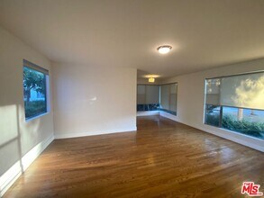 3130 S Barrington Ave in Los Angeles, CA - Building Photo - Building Photo