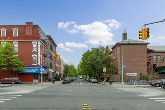 130 Norman Ave in Brooklyn, NY - Building Photo - Building Photo