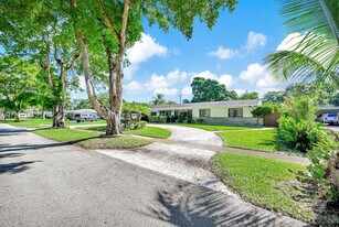 836 Orchid Dr in Plantation, FL - Building Photo