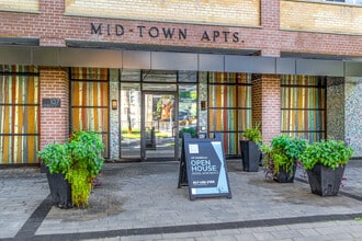 Mid-Town Apartments in Toronto, ON - Building Photo - Interior Photo