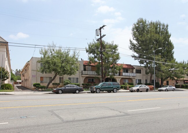 The Madrid in Van Nuys, CA - Foto de edificio - Building Photo