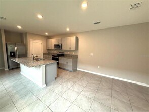 324 Charles Dr in DeLand, FL - Building Photo - Building Photo