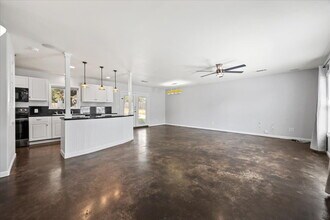 560 Private Rd 1515 in Bandera, TX - Foto de edificio - Building Photo