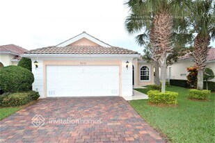 8233 Pine Cay Rd in Wellington, FL - Building Photo