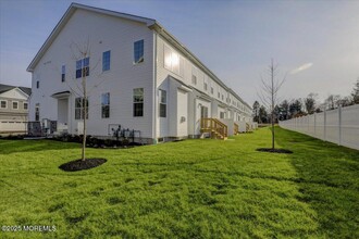 169 Woolley Ct in Ocean Township, NJ - Foto de edificio - Building Photo