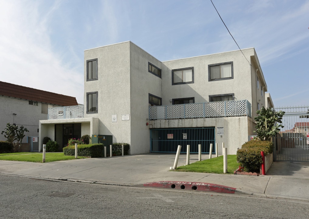 14025 Chadron Ave in Hawthorne, CA - Foto de edificio