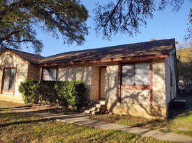 1000 Columbia Ave in San Marcos, TX - Building Photo