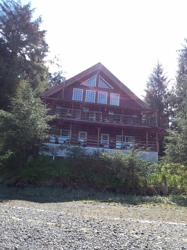 6655 Big Salt Rd in Klawock, AK - Foto de edificio - Building Photo