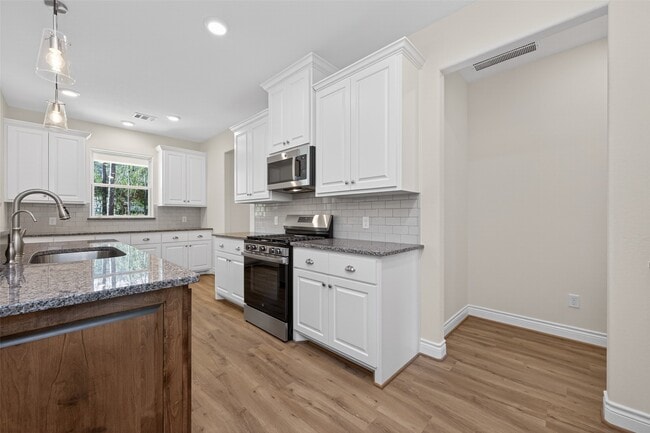 12879 Oak Barrel Rd in Willis, TX - Foto de edificio - Building Photo