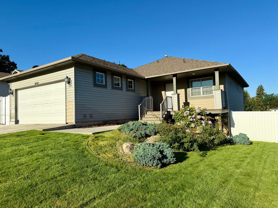 4511 N Hutchinson Ln in Spokane, WA - Foto de edificio
