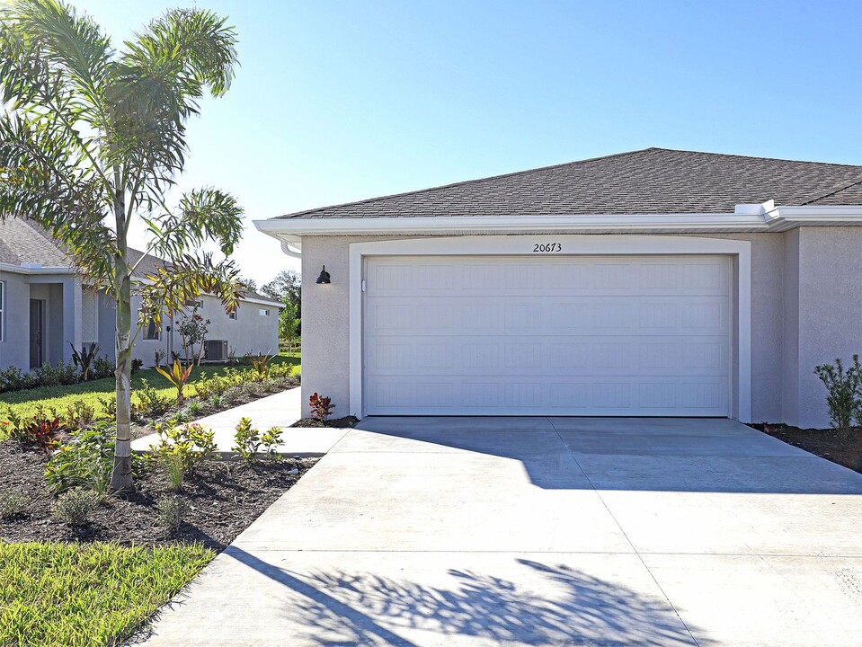 20673 Hazelnut Ct in Lehigh Acres, FL - Foto de edificio