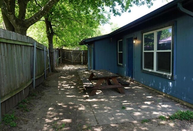3321 Dolphin Dr in Austin, TX - Building Photo - Building Photo