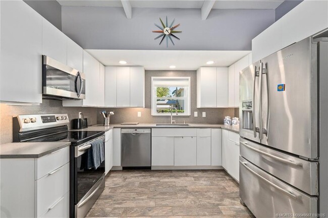 530 S Manor Dr in Stuart, FL - Building Photo - Building Photo