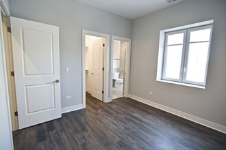 947 W Irving Park Rd in Chicago, IL - Foto de edificio - Building Photo