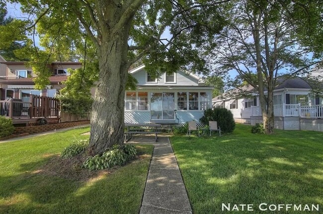 property at 6894 Farrell Dr NE