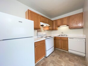 Tanglewood Apartments in Woodhaven, MI - Building Photo - Building Photo