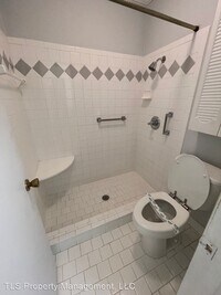 402 Colonial Dr photo'