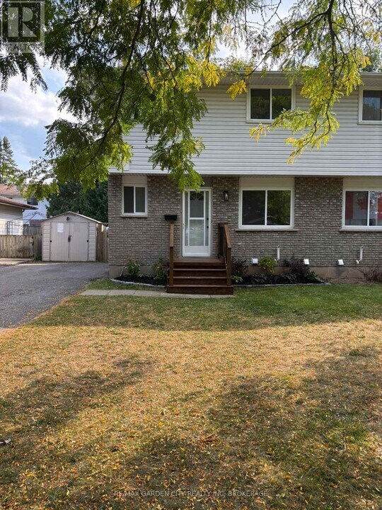 5842 Frontenac St in Niagara Falls, ON - Building Photo