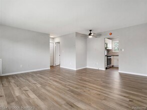 2717 W 13 Mile Rd in Royal Oak, MI - Building Photo - Building Photo