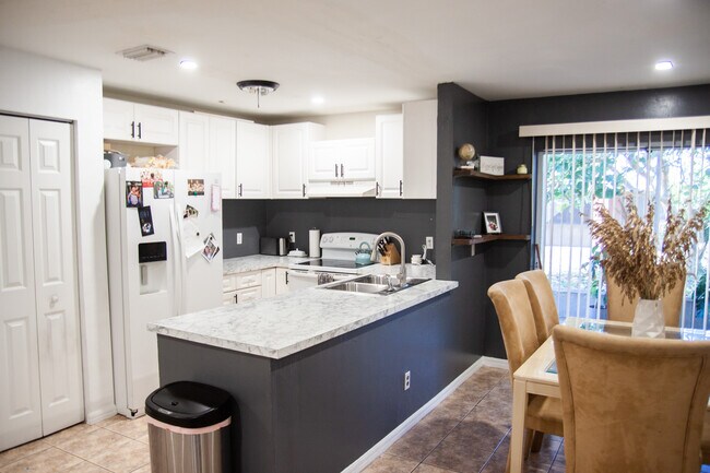 609 SE 6th Terrace in Cape Coral, FL - Building Photo - Building Photo