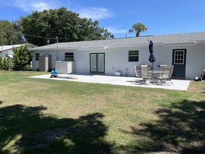 1904 Zephyr Ave in Fort Pierce, FL - Foto de edificio - Building Photo