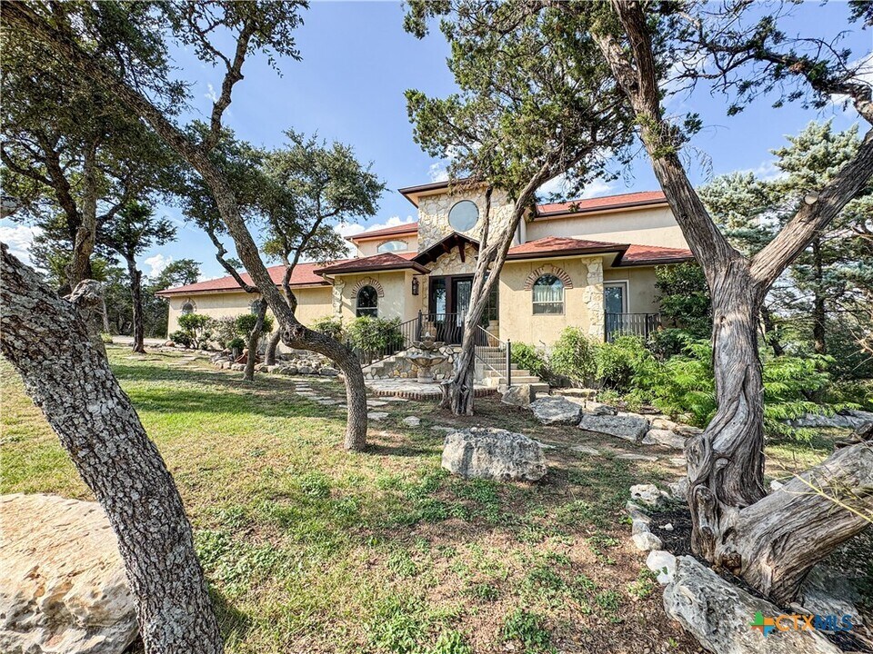 2000 Village Oak in Canyon Lake, TX - Building Photo