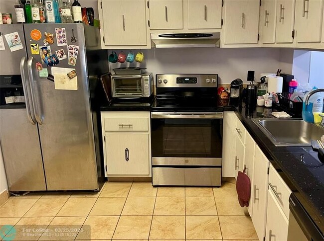 7175 Orange Dr in Davie, FL - Building Photo - Building Photo