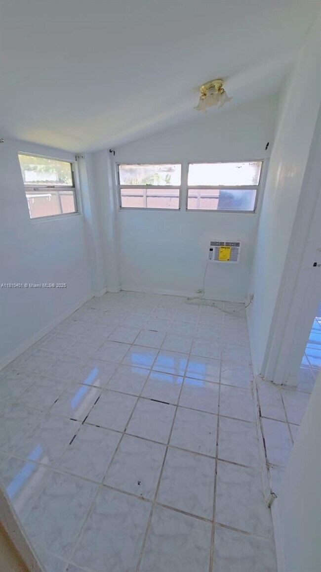 1305 NE 146th St in Miami, FL - Building Photo - Building Photo