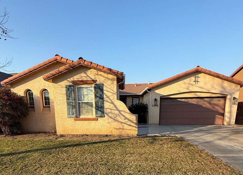 2244 W San Lucia Ct in Porterville, CA - Building Photo