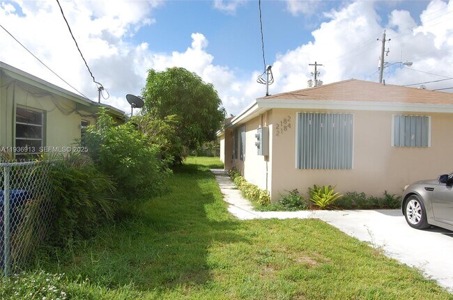 2184 NW 63rd St in Miami, FL - Foto de edificio - Building Photo