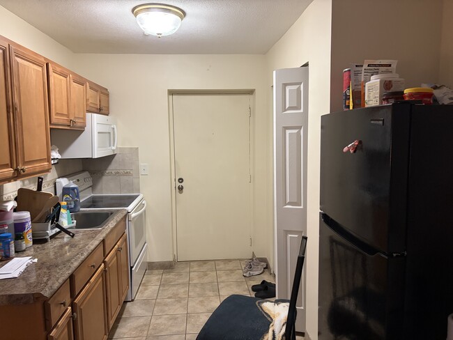 145 Pleasant St, Unit 106 A in Marlborough, MA - Foto de edificio - Building Photo