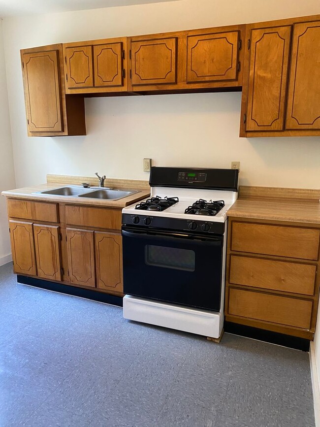 201 E 6th St, Unit B in Alton, IL - Building Photo - Building Photo